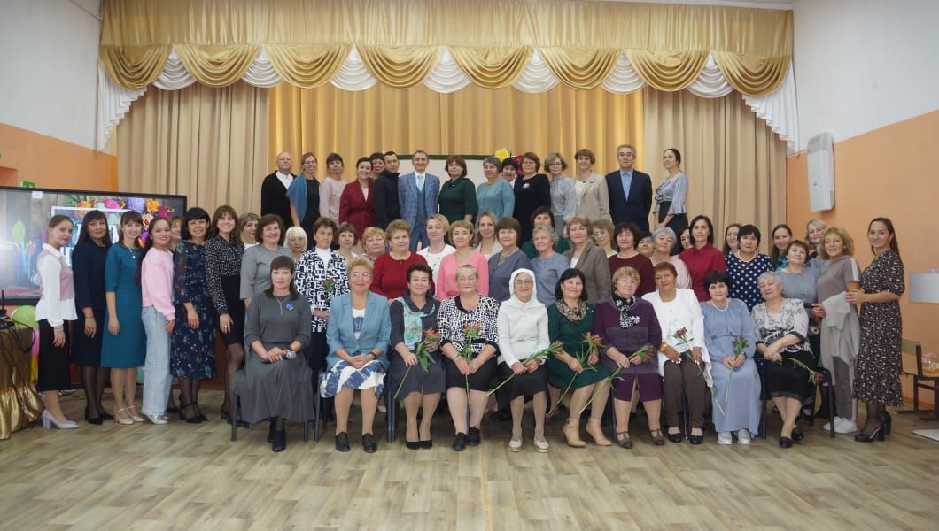Рыбнослободские школьники поздравили учителей с праздником