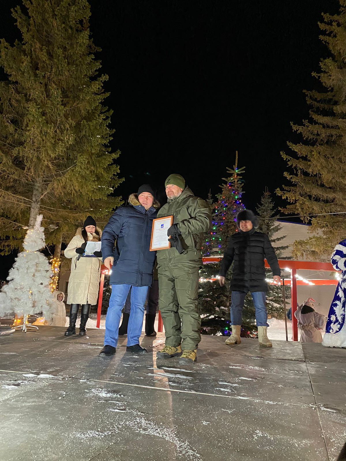 В Рыбной Слободе состоялась торжественная церемония открытия главной новогодней красы - Елки