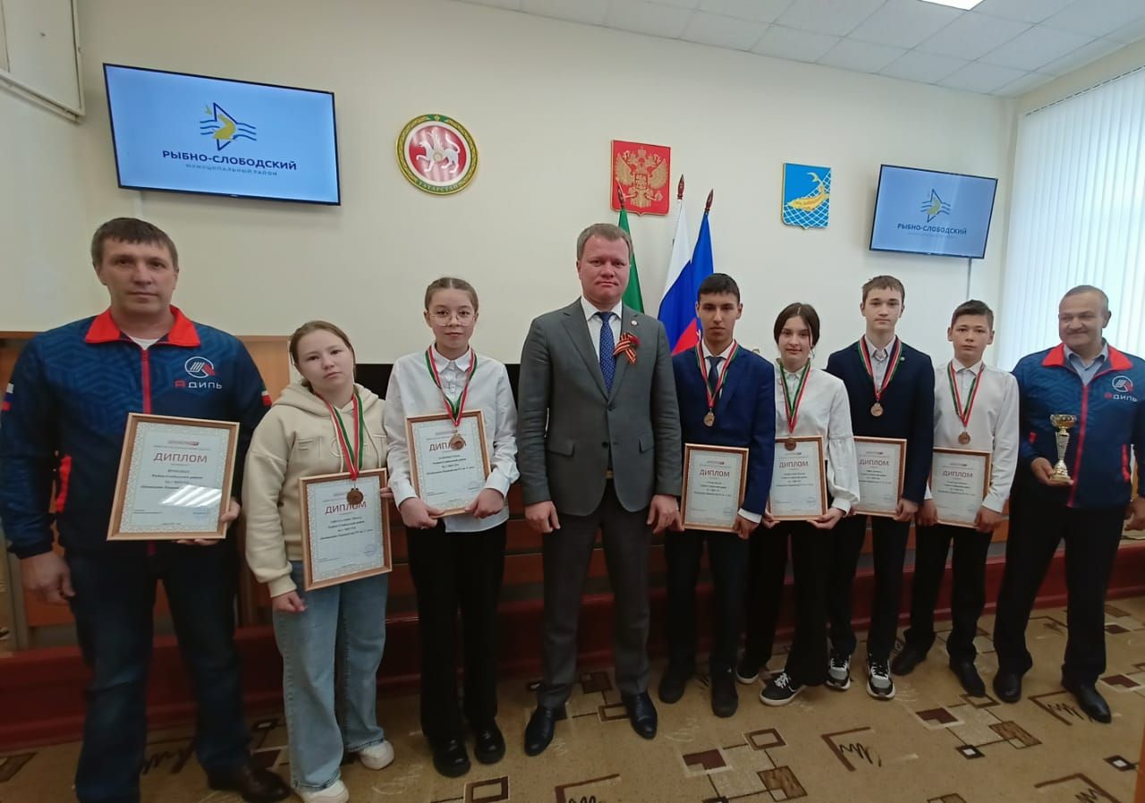 7 апреля спортсмены Рыбно - Слободского района приняли участие в командном первенстве РТ по бадминтону