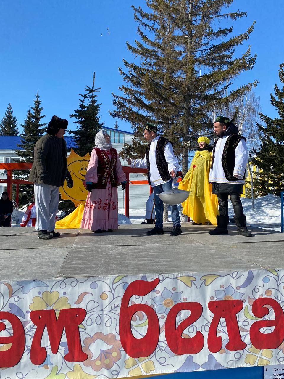 В Рыбно-Слободском районе, на центральной площади прошел праздник «Навруз»