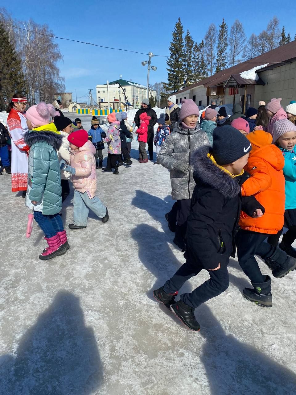 В Рыбно-Слободском районе, на центральной площади прошел праздник «Навруз»