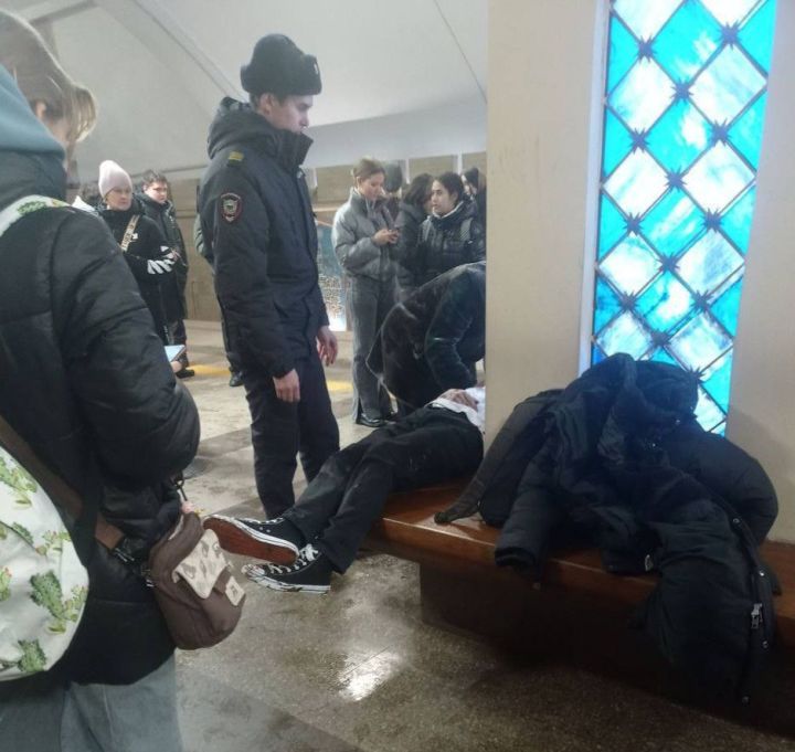 В Казани подросток упал на рельсы