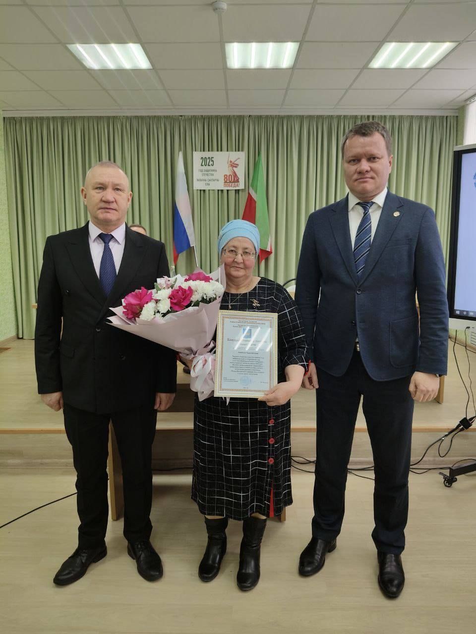 На собрании трудовых коллективов отдела образования чествовали за плодотворную работу