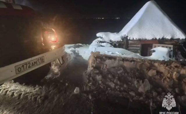 Ночью под Елабугой спасатели вызволили из снежного оврага двух девушек