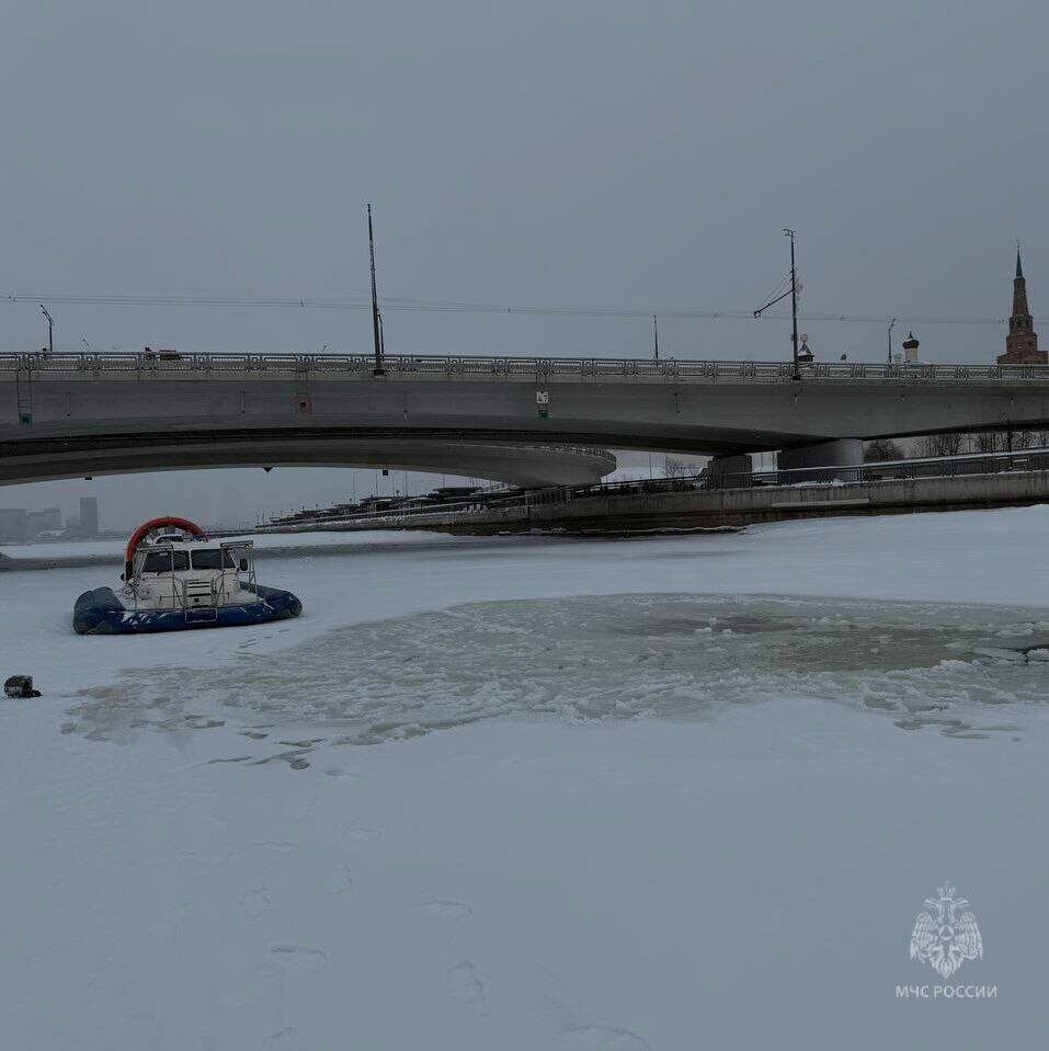 Снегоход с людьми ушел под лед Казанки у Кремлевской дамбы