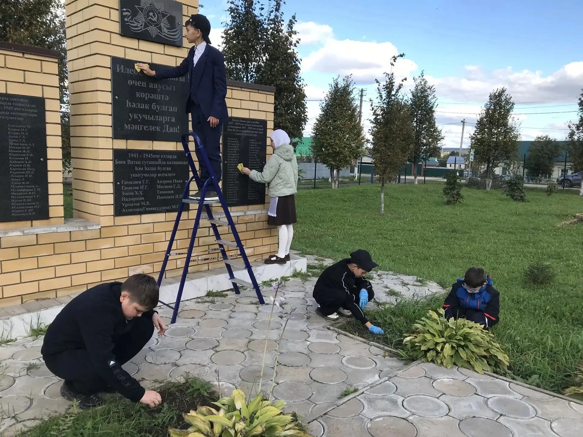 Школьники Кутлу-Букашской школы благоустроили памятную территорию