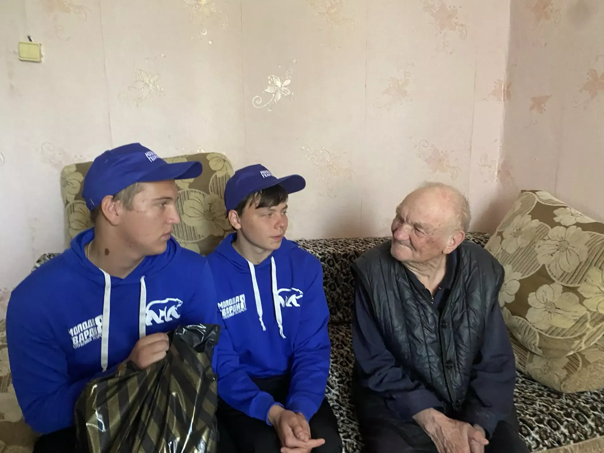 Педагоги и студенты поблагодарили ветеранов за вклад в техникум