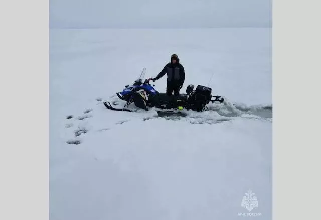 Оперативное спасение рыбака с поломанным снегоходом на Каме