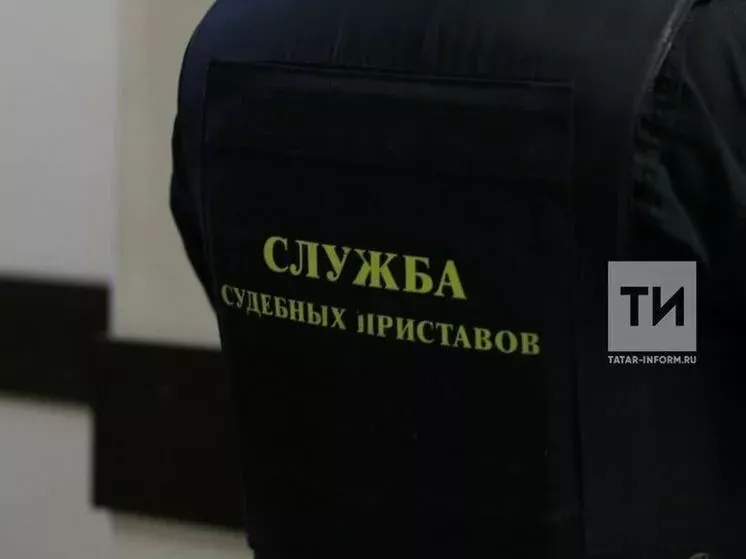Должник по алиментам спрятался под одеялом от приставов
