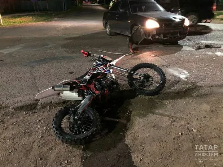 Водитель автомобиля сбил подростка на питбайке