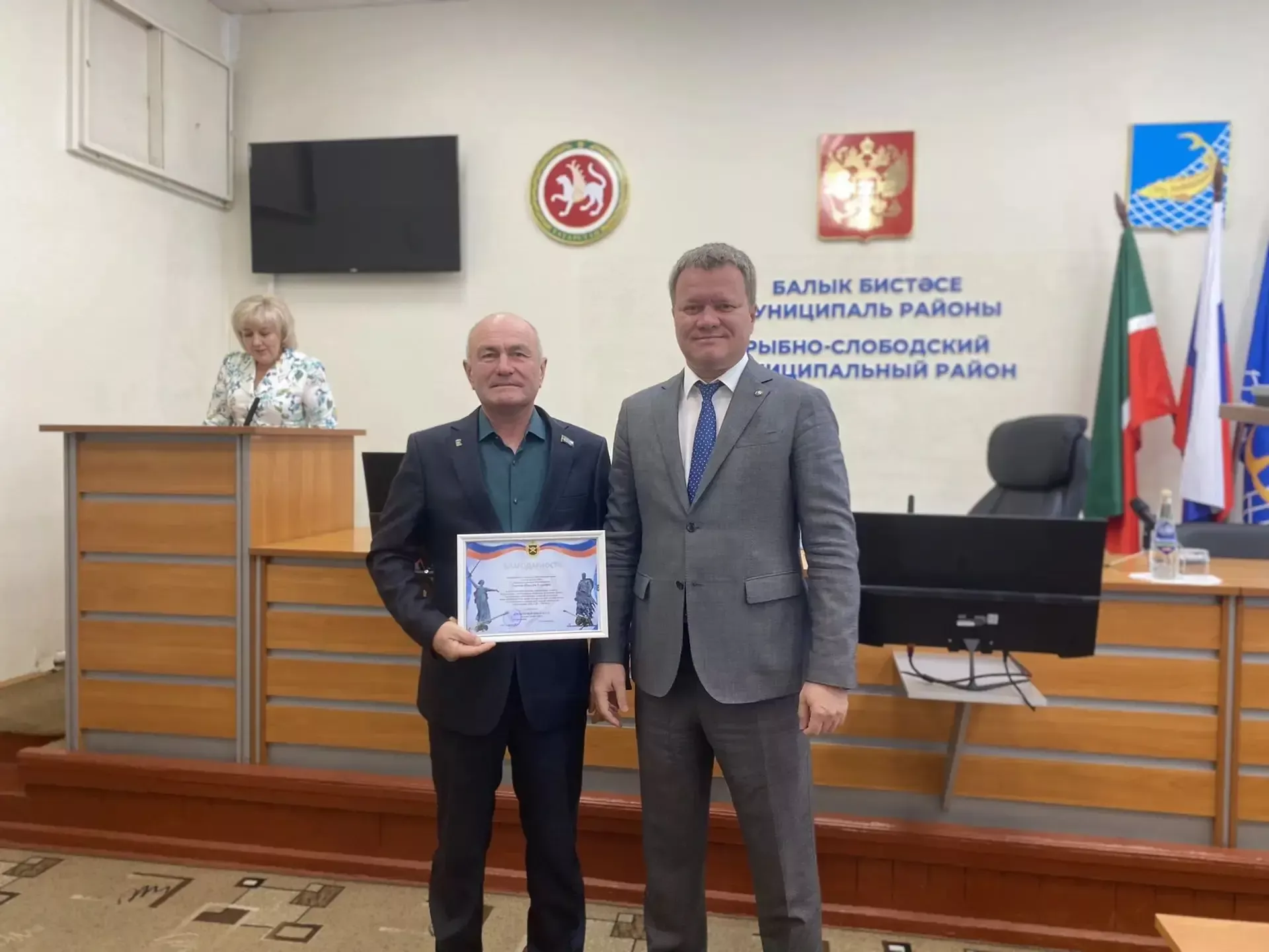 Глава Рыбно-Слободского района вручил коллегам награды