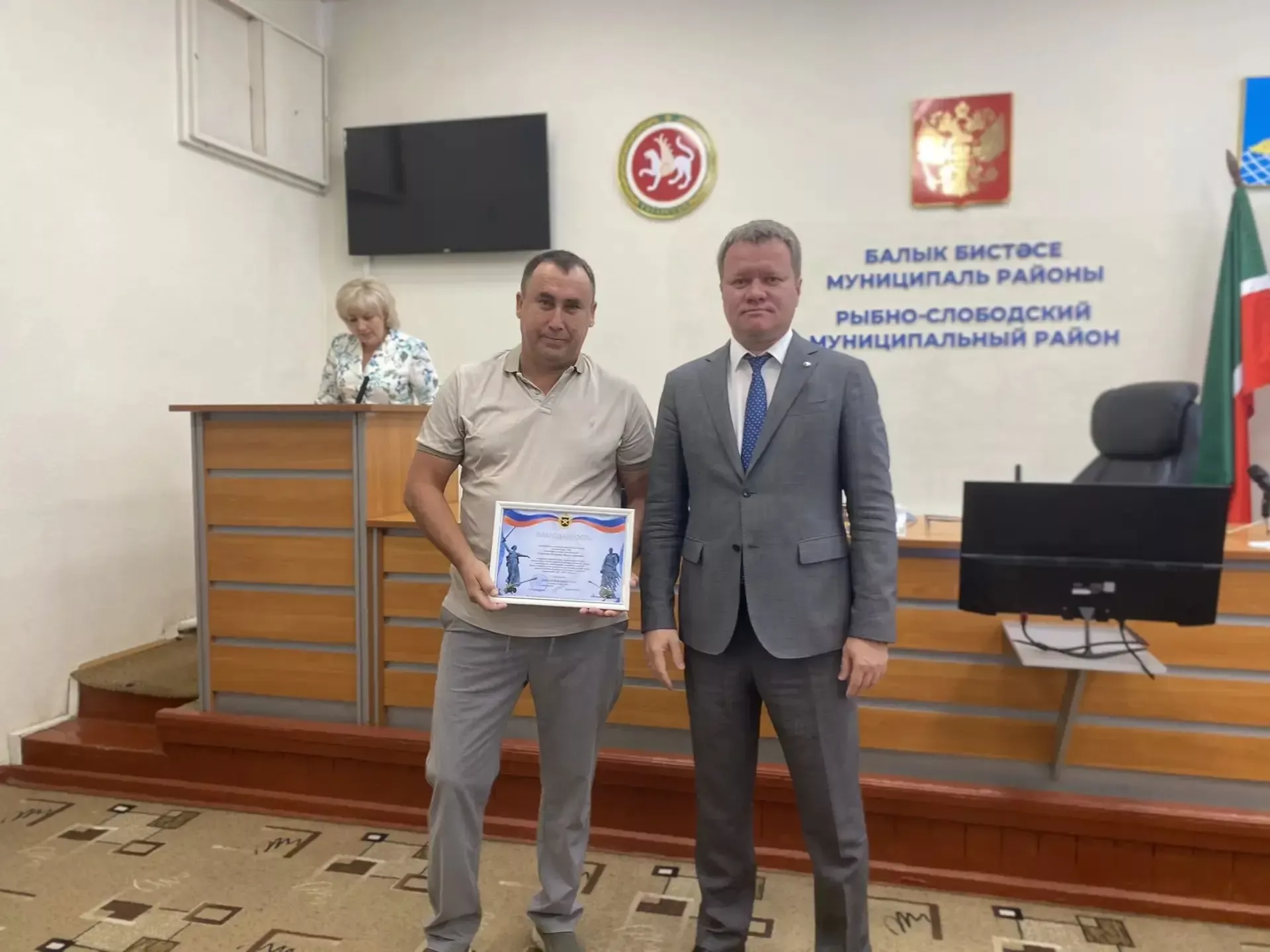 Глава Рыбно-Слободского района вручил коллегам награды