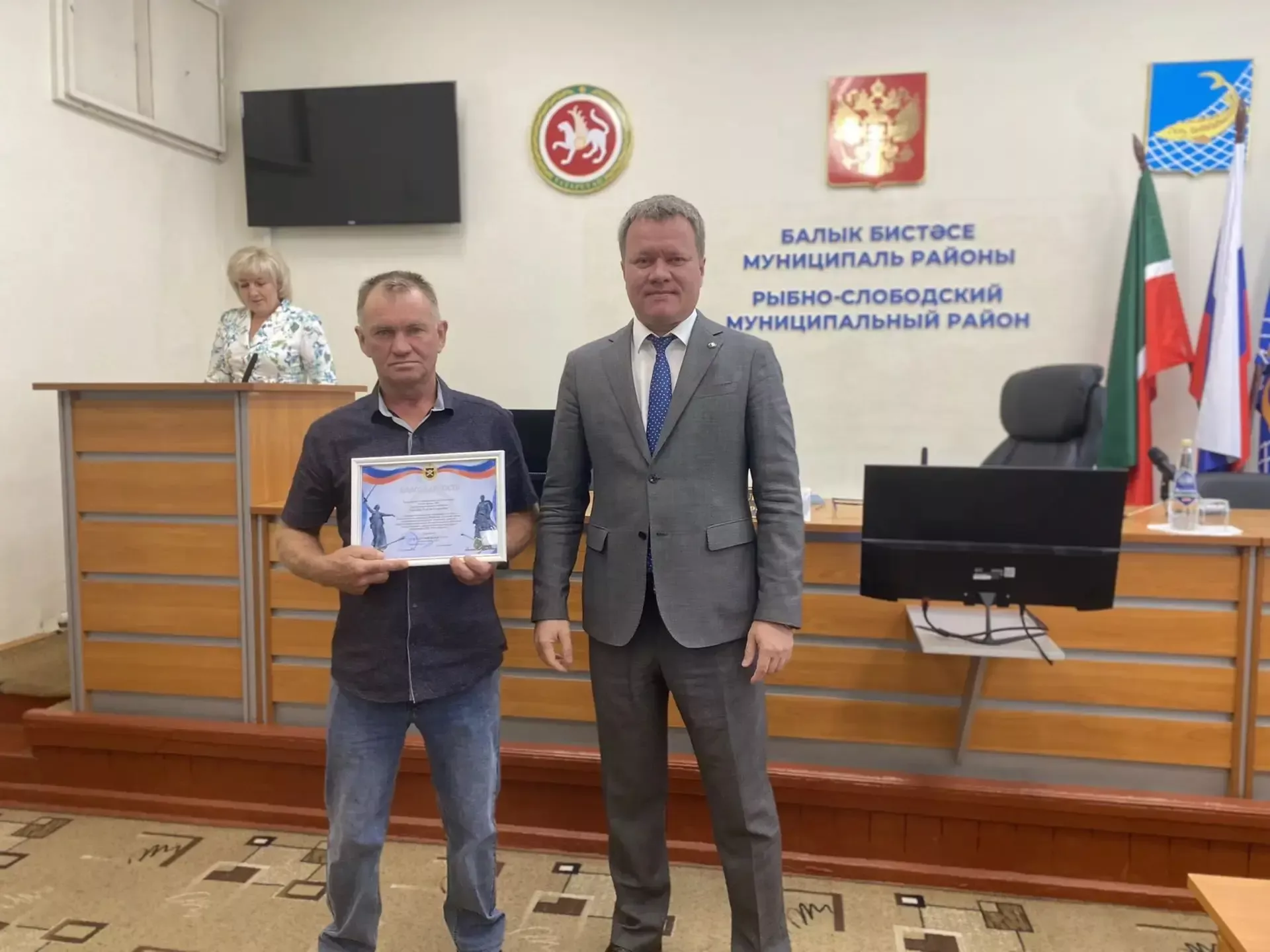 Глава Рыбно-Слободского района вручил коллегам награды
