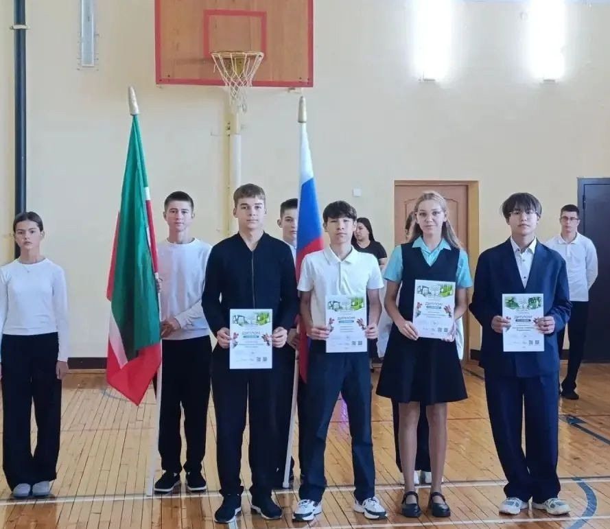 В школах района прошли церемонии поднятия флагов