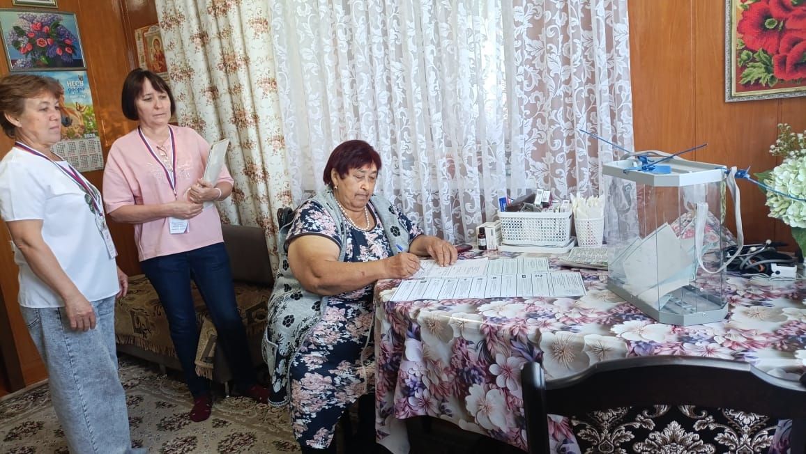 В селе Бердибяково провели голосование на дому для пожилых избирательниц