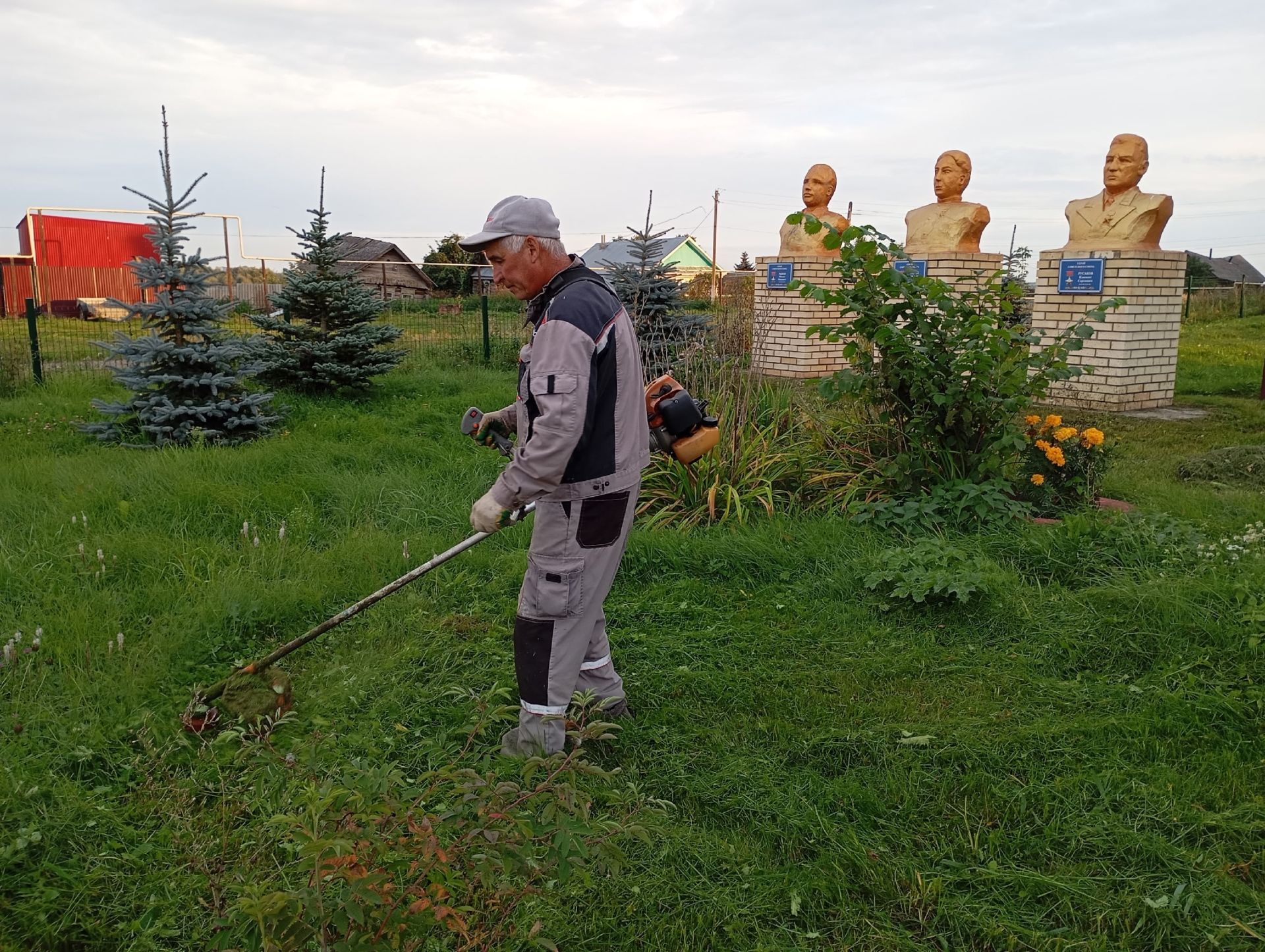 Сельский дом культуры организовал субботник у памятника