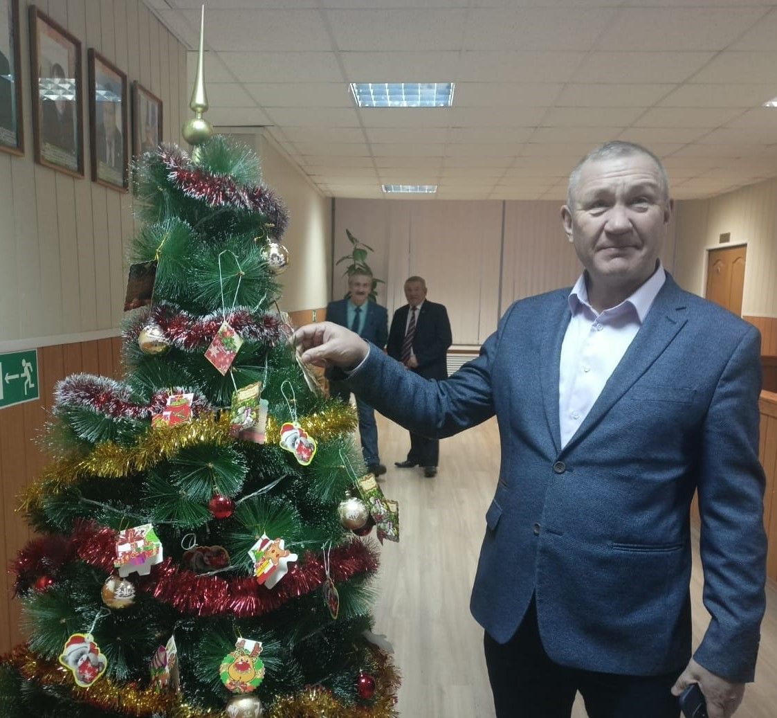 Глава Рыбно-Слободского района Радик Ислямов дал старт благотворительной акции «Елка желаний».