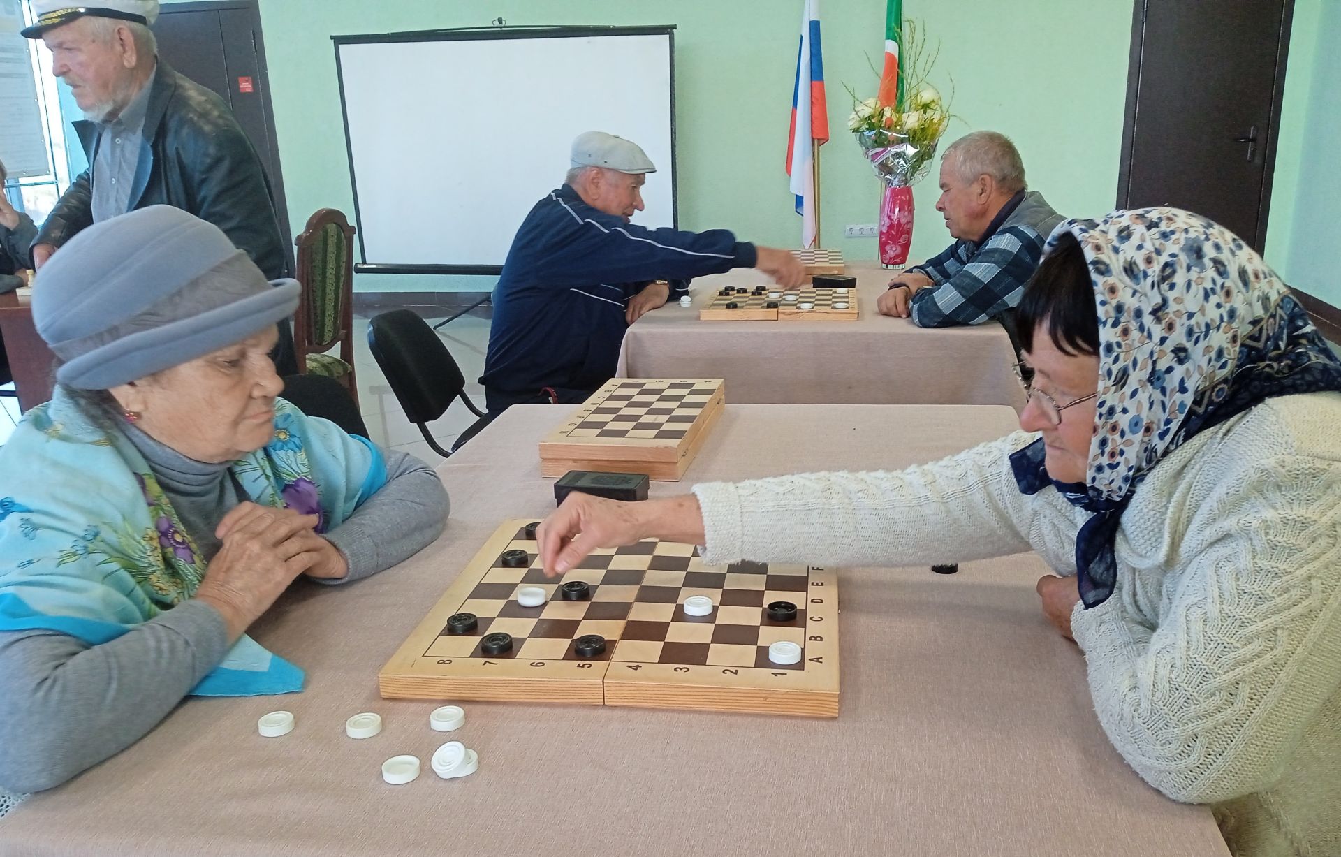 В районном Доме культуры прошел районный турнир по шахматам и шашкам «Белая ладья» среди пенсионеров (ветеранов)
