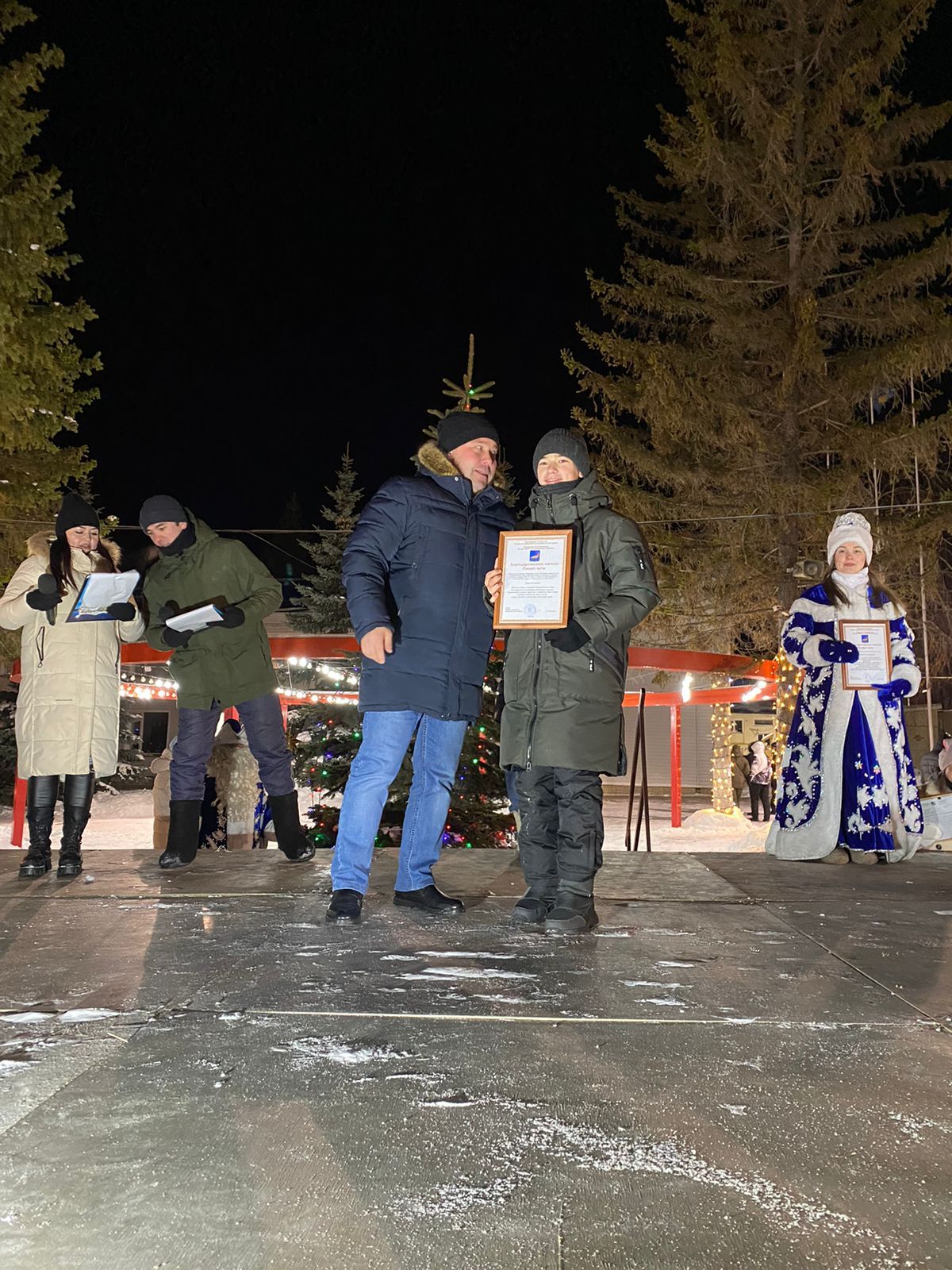В Рыбной Слободе состоялась торжественная церемония открытия главной новогодней красы - Елки ( Фоторепортаж)