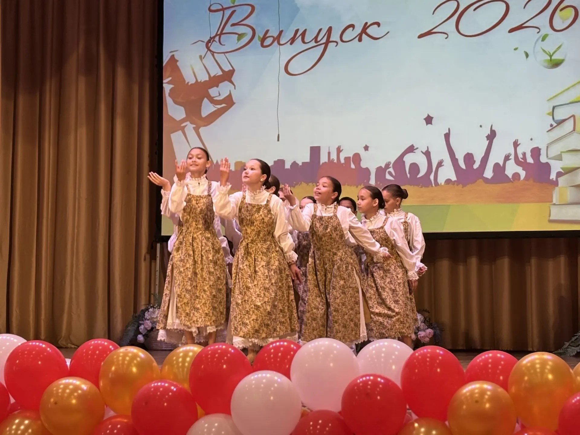 🎓 В районном Доме культуры состоялся выпускной вечер для учащихся 11-х классов Рыбно-Слободского района.