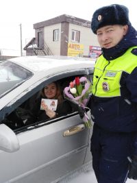 В Рыбной-Слободе люди в форме раздавали автоледи цветы