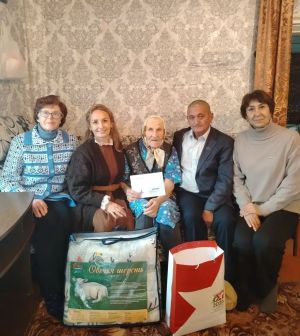 В Бетьках поздравили труженицу тыла Надежду Баландину