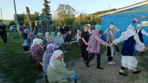 В селе Малый Ошняк прошло народное гуляние под названием «Посиделки у ворот».