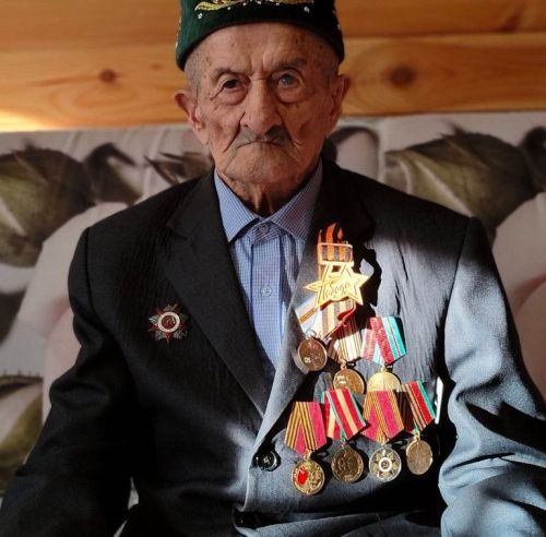 Радик Ислямов вручил медаль единственному в районе ветерану ВОВ
