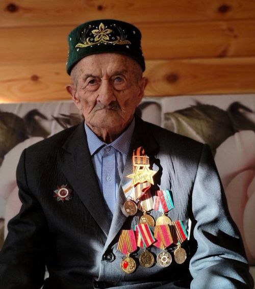 Радик Ислямов вручил медаль единственному в районе ветерану ВОВ