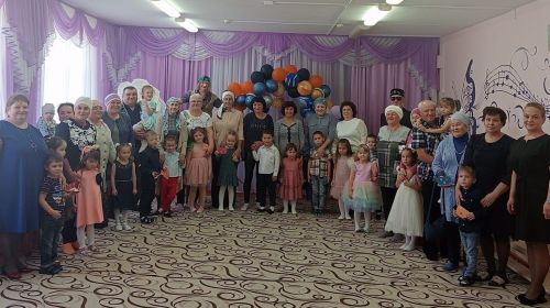 Юные рыбнослободцы поздравили дедушек и бабушек с Декадой пожилых людей