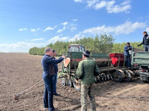 Глава района Радик Ислямов на местах ознакомился с ходом полевых работ