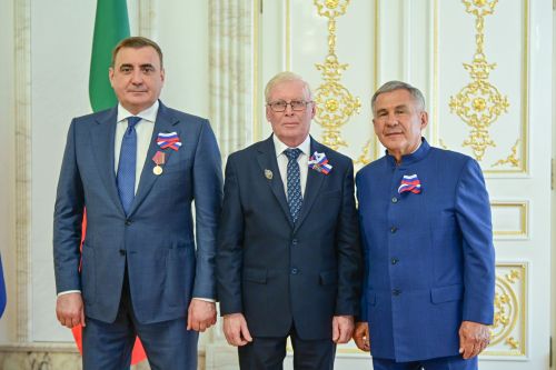 Награду Харису Гатиятову вручили помощник Президента РФ Алексей Дюмин и Раис РТ Рустам Минниханов