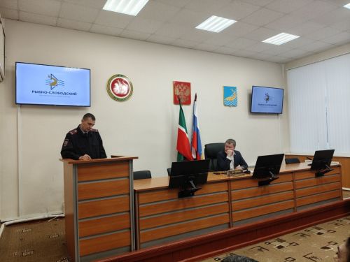 Радик Ислямов провел расширенное совещание и вручил награды родственникам героев СВО