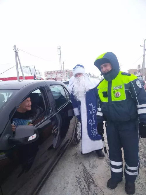 Рыбнослободские полицейские поздравили автомобилистов с Новым годом