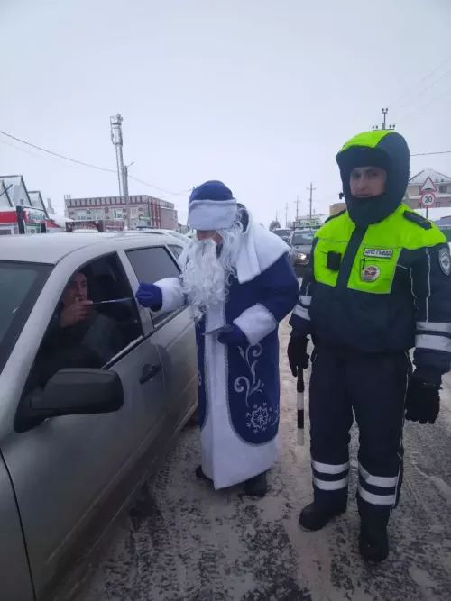 Рыбнослободские полицейские поздравили автомобилистов с Новым годом