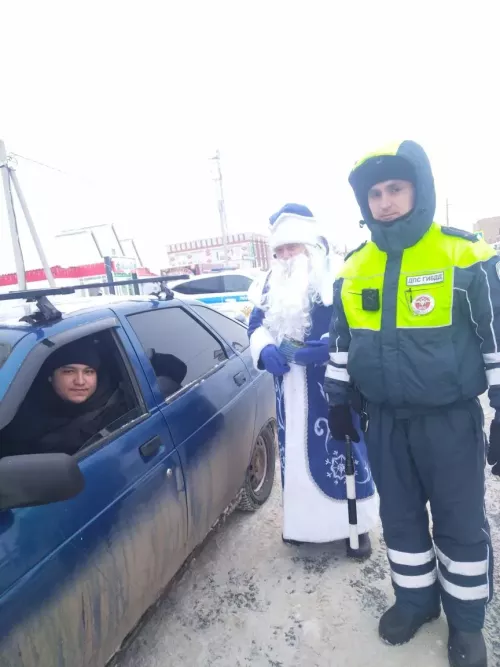 Рыбнослободские полицейские поздравили автомобилистов с Новым годом