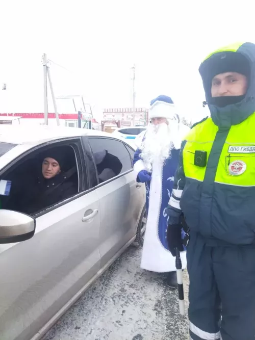 Рыбнослободские полицейские поздравили автомобилистов с Новым годом