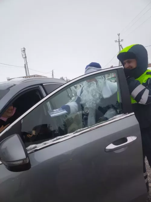 Рыбнослободские полицейские поздравили автомобилистов с Новым годом