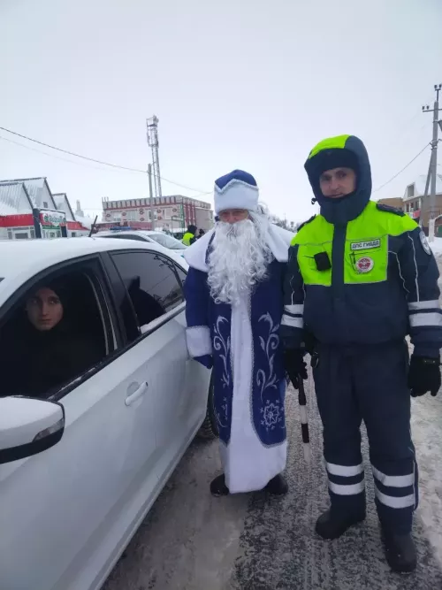 Рыбнослободские полицейские поздравили автомобилистов с Новым годом