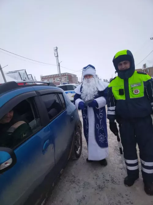 Рыбнослободские полицейские поздравили автомобилистов с Новым годом