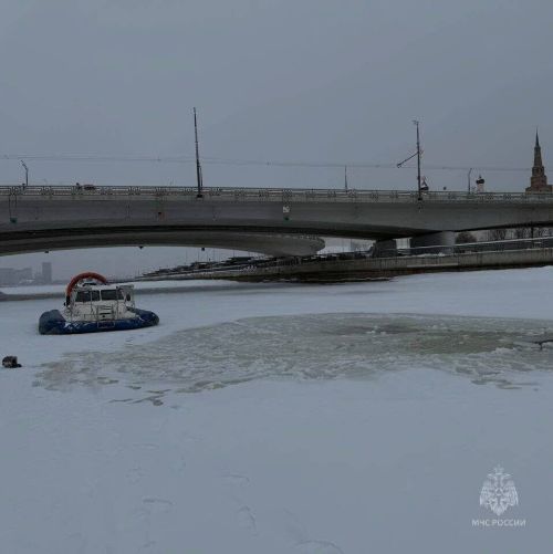 Снегоход с людьми ушел под лед Казанки у Кремлевской дамбы