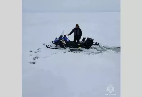 Оперативное спасение рыбака с поломанным снегоходом на Каме