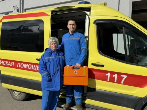 В Татарстане медики спасли ребенка, которого завалило снегом с крыши дома