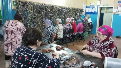 В Урахчинском Доме культуры плетут маскировочные сети для бойцов