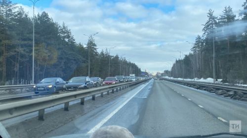 Автомобильная очередь на трассе от Алан-Поляна до Тавларово