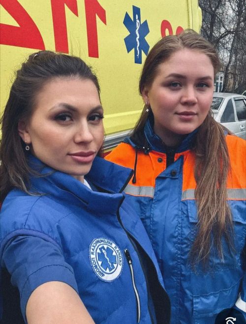 Как фельдшеры скорой помощи спасли жизнь женщине и её собаке на воде
