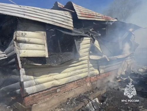 Пожар унес жизнь пожилого человека и уничтожил два дома