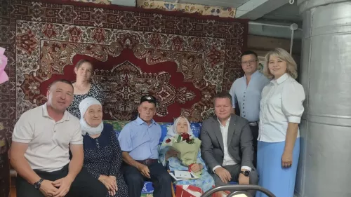 Радик Ислямов поздравил жительницу Нижнего Тимерлик со 100-летним юбилеем