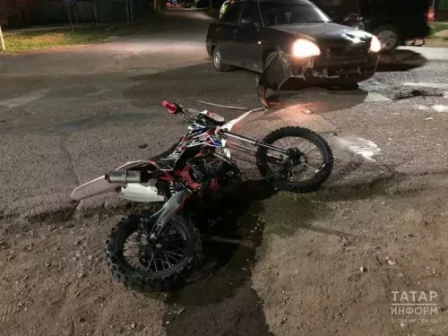 Водитель автомобиля сбил подростка на питбайке