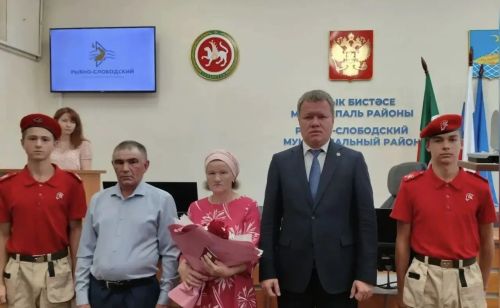 Радик Ислямов вручил Орден Мужества родителям погибшего военнослужащего